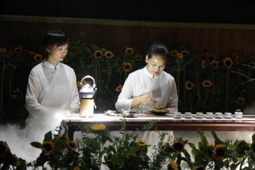 《方守龙》郑好拾年方守龙有机白茶河南运营中心十周年