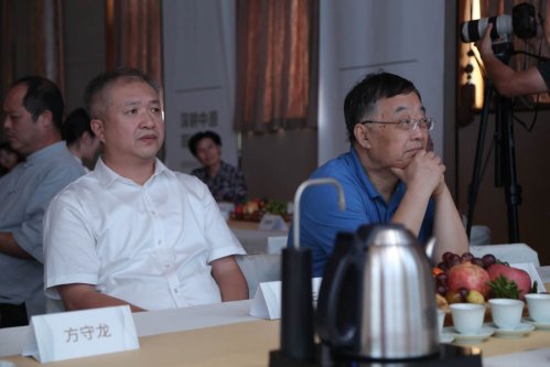 《方守龙》郑好拾年方守龙有机白茶河南运营中心十周年
