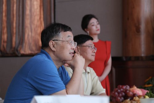 《方守龙》郑好拾年方守龙有机白茶河南运营中心十周年