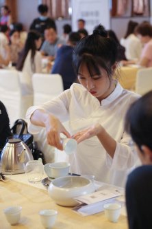 《方守龙》郑好拾年方守龙有机白茶河南运营中心十周年