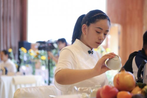 《方守龙》郑好拾年方守龙有机白茶河南运营中心十周年