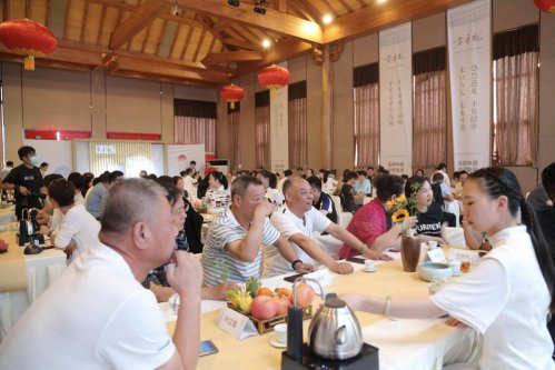 《方守龙》郑好拾年方守龙有机白茶河南运营中心十周年