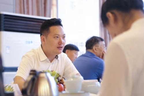 《方守龙》郑好拾年方守龙有机白茶河南运营中心十周年