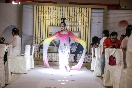 《方守龙》郑好拾年方守龙有机白茶河南运营中心十周年