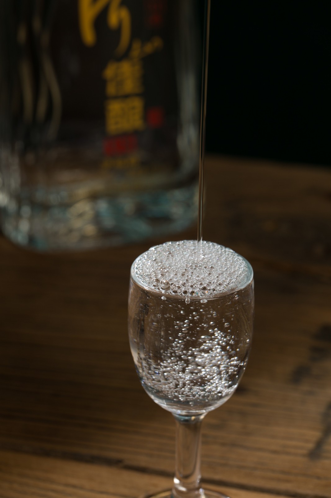 川酒集团-河山佳酿-白酒产品拍摄 透明玻璃瓶